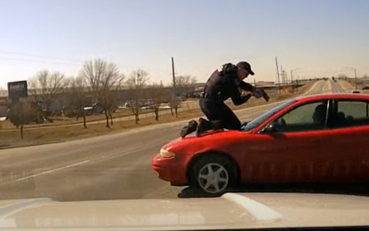 Cảnh sát Mỹ phải bám nóc xe khi nghi phạm bỏ chạy
