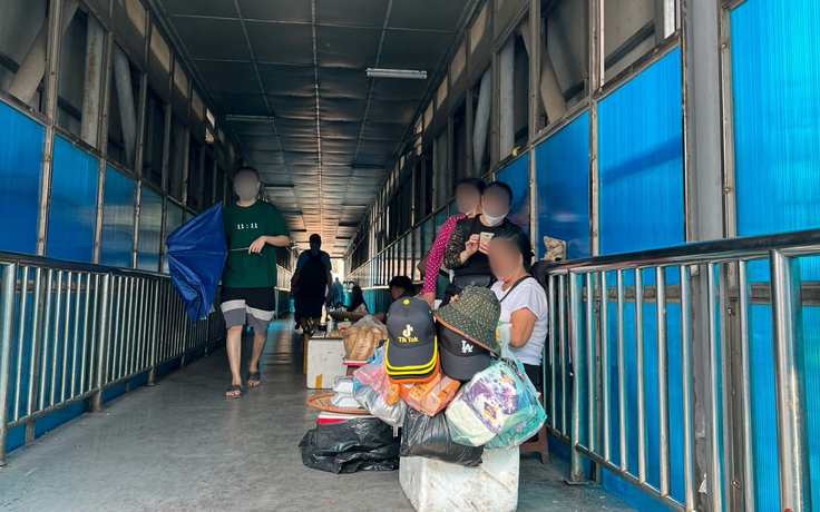 Hà Nội: Nhiều cầu đi bộ bị chiếm dụng, thành nơi bán hàng, tụ tập ăn uống