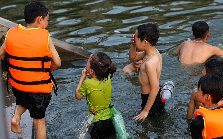 Ao làng thành 'bể bơi miễn phí' cho cả xã đến tắm giải nhiệt