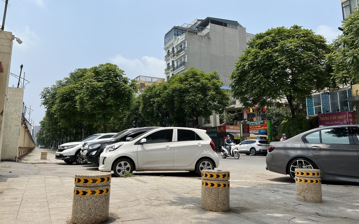 Dựng 47 trụ đá bảo vệ 'vỉa hè tiền tỉ' ở Hà Nội