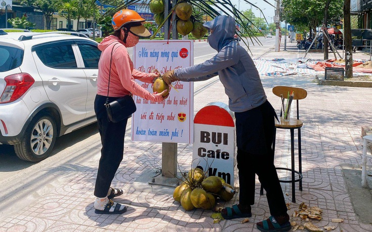 Nắng nóng đổ lửa, chủ quán mời người qua đường uống nước dừa miễn phí