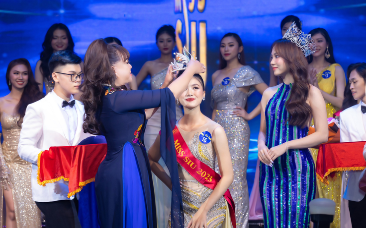 Bà Hồ Thị Thanh Hương trao ‘viên ngọc biển cả’ đến Miss SIU