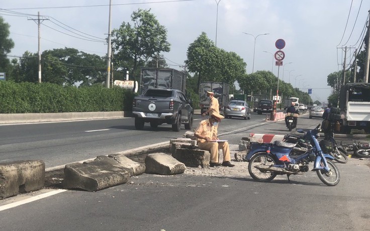 TP.HCM: Xe tải tông dải phân cách văng trúng người đi đường gây chấn thương TP.HCM: Xe tải tông dải phân cách văng trúng người đi đường gây chấn thương