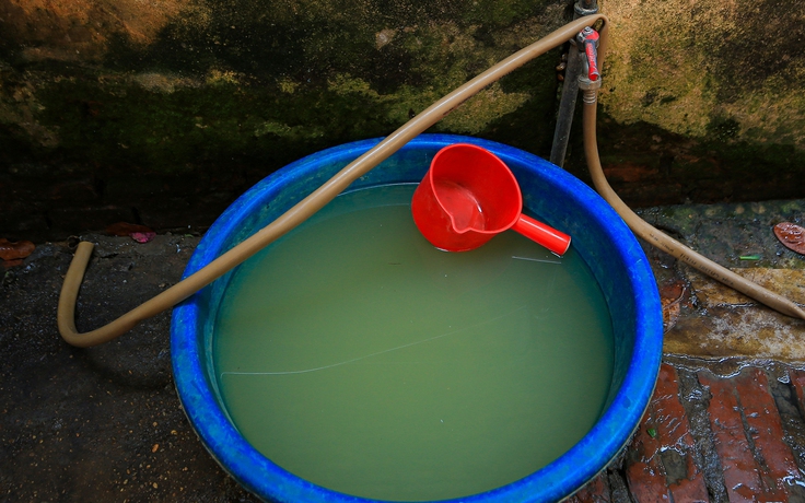 Hàng trăm hộ dân Hà Nội khổ sở vì không có nước sạch trong những ngày nắng nóng