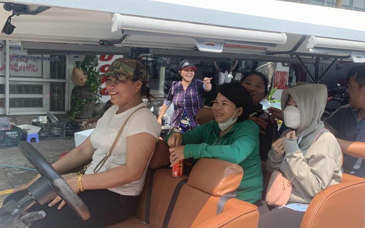 Du khách thích thú trải nghiệm dịch vụ xe điện ở Tuy Hòa