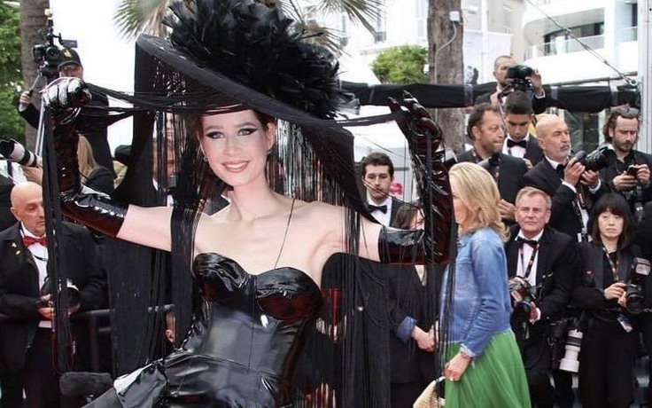 Trang phục khó hiểu: mang váy ngủ, mix match lạc quẻ  tại thảm đỏ Cannes 2023