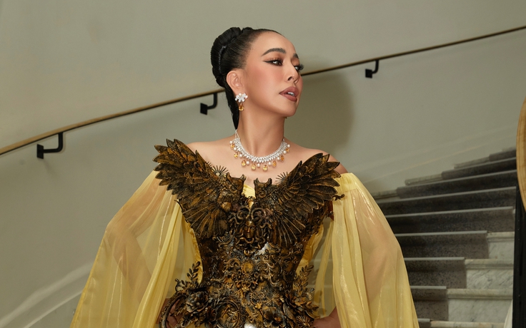 Nhà thiết kế Việt gây choáng với áo corset khắc họa nữ thần Athena