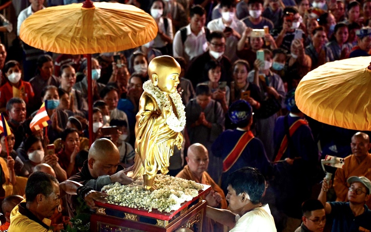Người dân, Phật tử TP.HCM dự lễ rước Đức Phật đản sinh, lan tỏa thông điệp từ bi