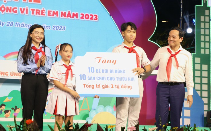 Sôi động sự kiện khai mạc hè 2023, trẻ em được học bơi và phòng chống đuối nước