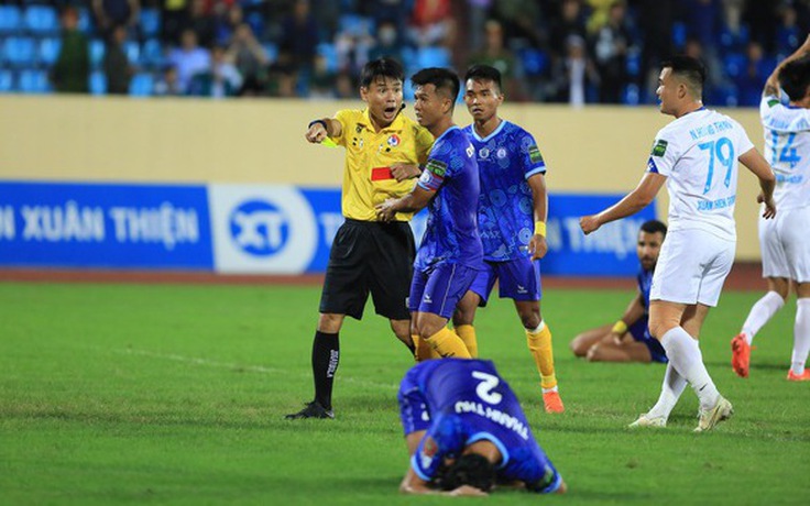 Trọng tài Trương Hồng Vũ xuống giải hạng nhất sau quả phạt đền gây tranh cãi ở V-League