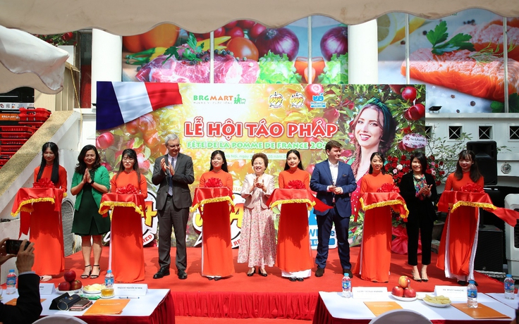Rộn ràng mua sắm tại 'Lễ hội táo Pháp 2023'
