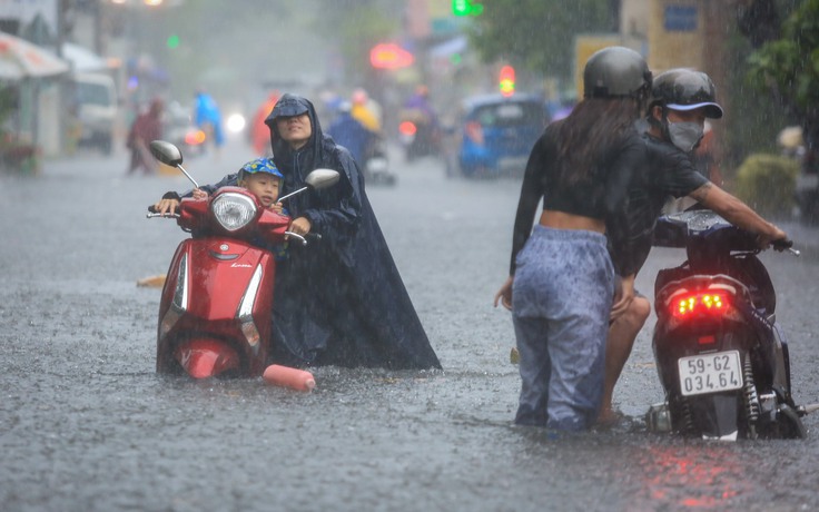 Mùa mưa ở TP.HCM: Làm gì để xe không chết máy khi qua chỗ ngập nước?