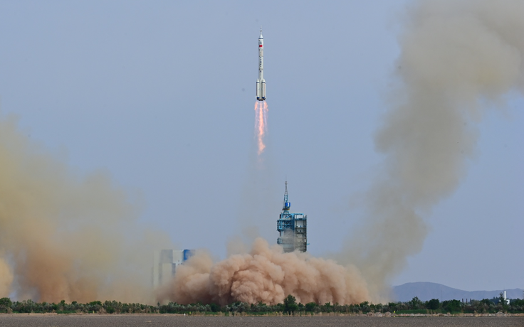 Trung Quốc phóng tàu Thần Châu đưa phi hành gia dân sự đầu tiên lên trạm không gian