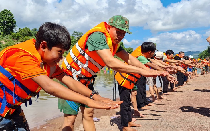 Bộ đội biên phòng đưa cả trăm học sinh ra sông Sê Pôn dạy bơi
