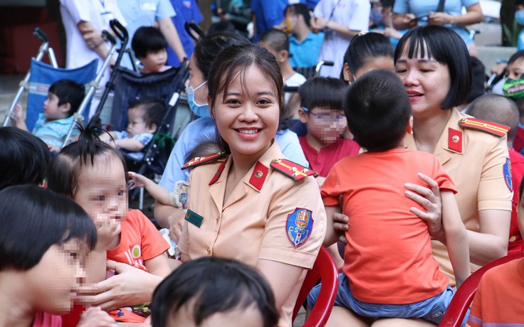 Nữ CSGT tổ chức tết thiếu nhi cho 300 trẻ tàn tật: 'Chỉ cần các con cười'