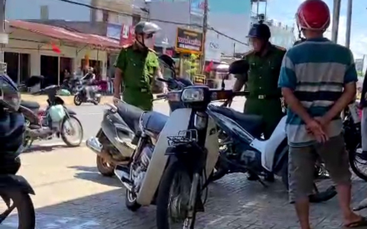 Bị phát hiện cầm cố vàng giả, đâm người để tẩu thoát Bị phát hiện cầm cố vàng giả, đâm người để tẩu thoát