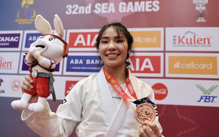 Cận cảnh võ sĩ Việt Nam đầu tiên được trao huy chương SEA Games 32