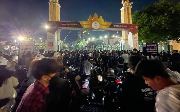 Người dân Campuchia xếp hàng từ 4 giờ sáng để nhận vé xem trận tối mai