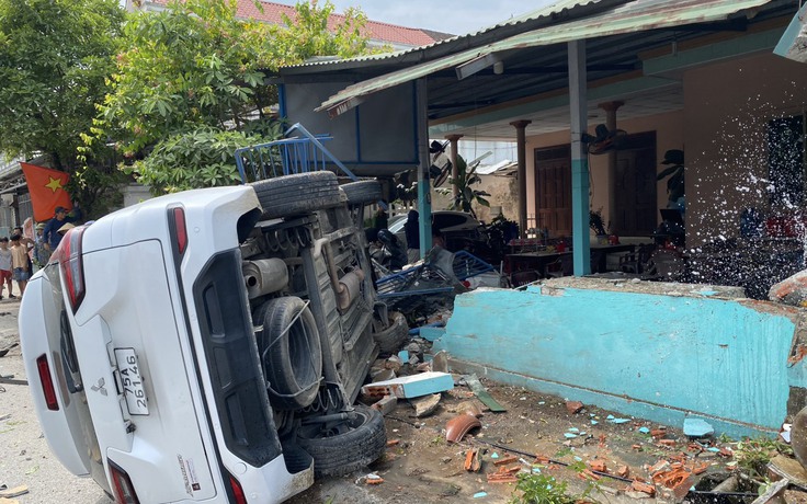 Thừa Thiên - Huế: 2 học sinh va chạm mạnh với ô tô khi qua đường