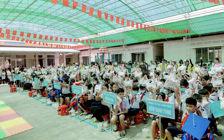 CapitaLand Development hỗ trợ dụng cụ học tập cho 1.400 học sinh 4 trường tại Việt Nam