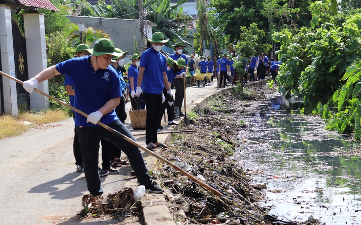 Thanh niên tình nguyện xắn tay giải quyết những tuyến mương ô nhiễm