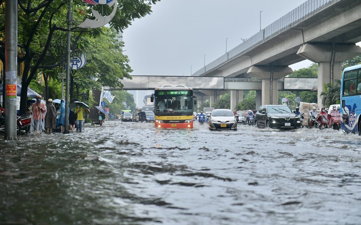 Đường phố Hà Nội ngập sâu sau cơn mưa lớn đầu mùa