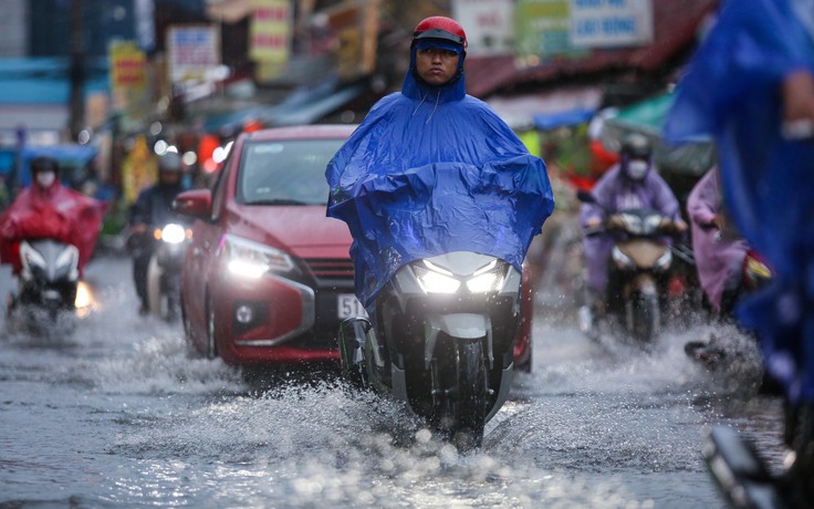 TP.HCM có mưa rào chiều nay, bầu trời sập tối