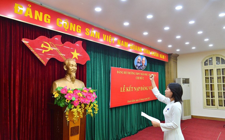 Hai học sinh Hà Nội xúc động đọc lời thề khi được kết nạp Đảng