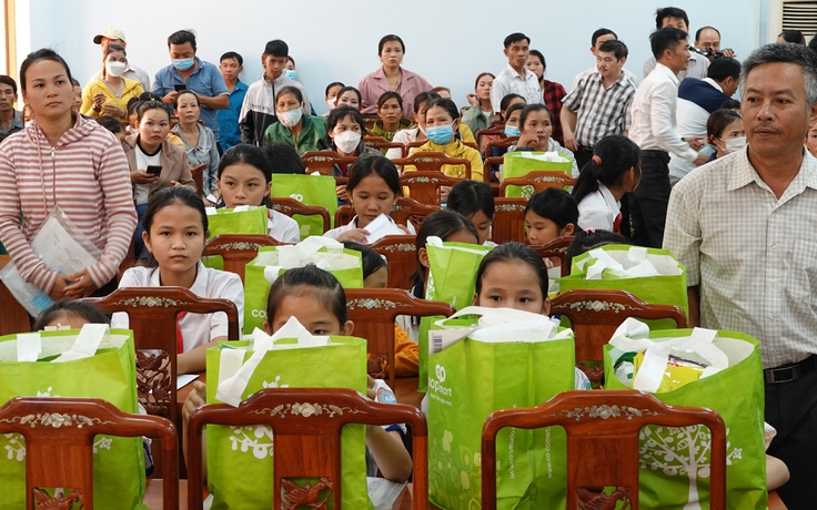 Chi hội Nhà báo thường trú tại Bình Định trao quà cho học sinh vượt khó