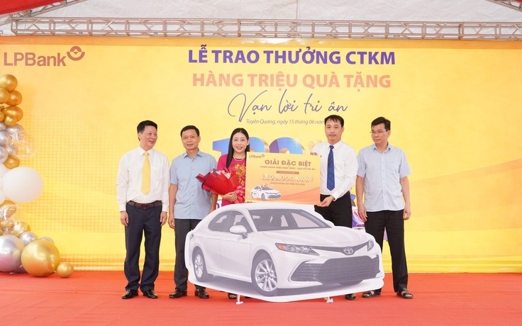 Một khách hàng LPBank Tuyên Quang trúng xe ô tô Toyota Camry