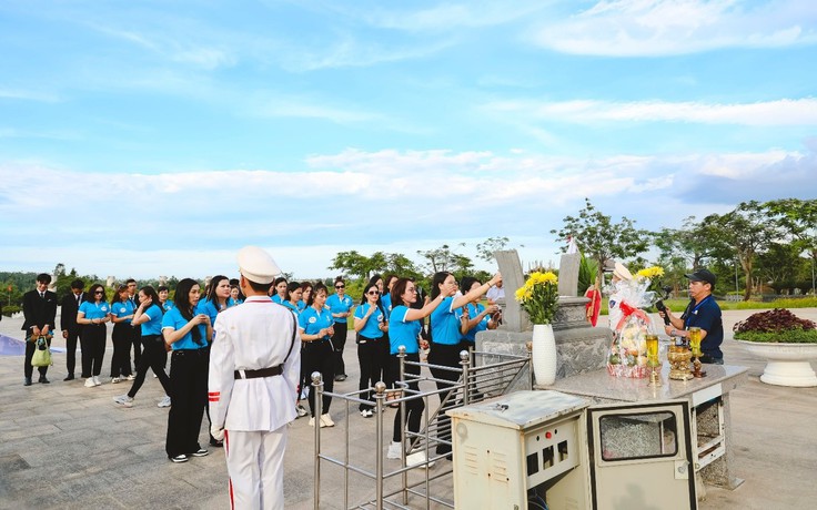 Các thí sinh Hoa hậu Doanh nhân biển dâng hương tượng đài Mẹ Việt Nam anh hùng