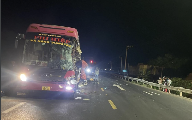 Phú Yên: 2 xe khách tông trong đêm, 2 người tử vong, nhiều người bị thương