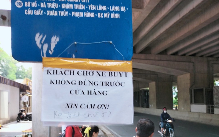 Hà Nội: Cửa hàng treo biển 'không biết chữ à' đuổi khéo người đứng chờ xe buýt