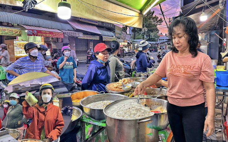 Khách nườm nượp ghé quán chè nửa thế kỷ ở TP.HCM: ‘Ngày nào cũng ăn vì… ghiền’