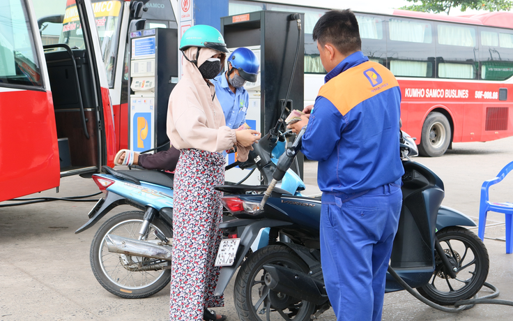 'Bấm bụng' để thích ứng với xăng, điện, học phí và cơm bụi... tăng giá 'Bấm bụng' để thích ứng với xăng, điện, học phí và cơm bụi... tăng giá