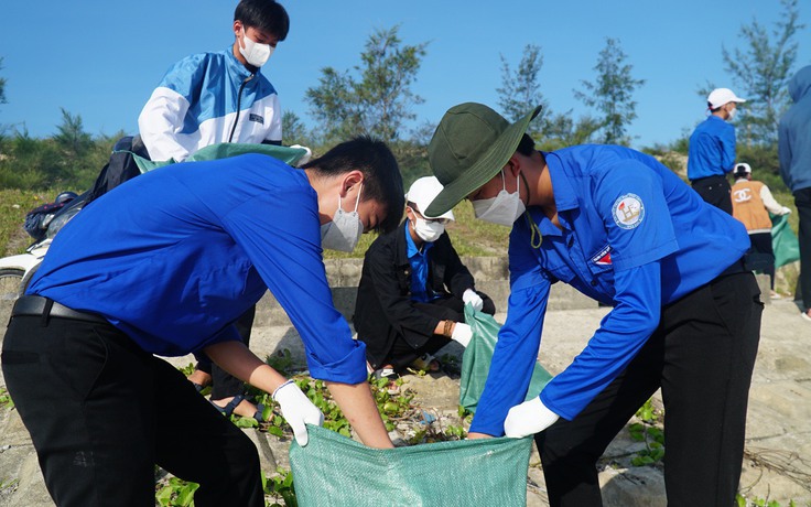 Người trẻ 'đội nắng' hành động vì môi trường