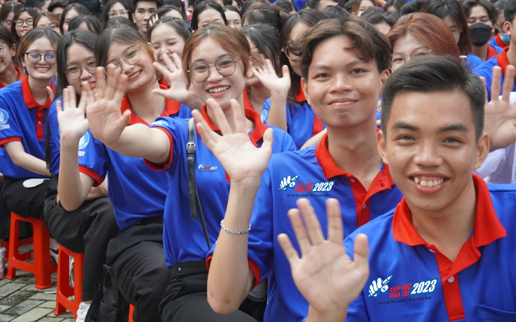 Tiếp sức mùa thi: Sinh viên đi trước 'rước' thí sinh đi sau