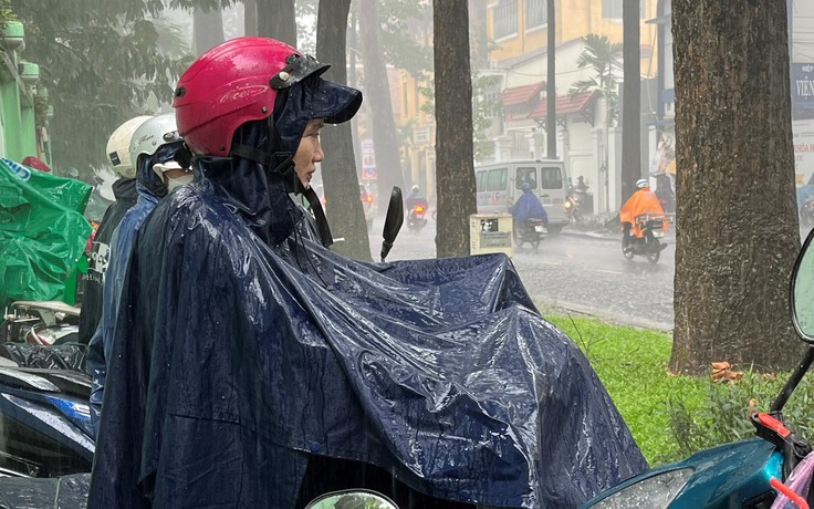 'Mong mưa tạnh để đón con về, mình có ướt chút cũng không sao'