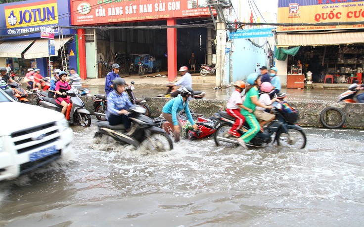 Người dân TP.HCM cần lưu ý gì khi đi trên đường Huỳnh Tấn Phát trong mùa mưa?