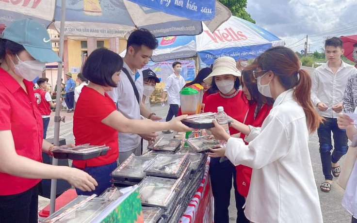 Thái Bình: Hỗ trợ thí sinh bằng những suất ăn đầy đủ dinh dưỡng