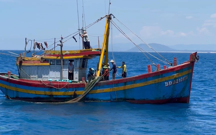 Bộ đội biên phòng bắt quả tang 2 tàu cá tận diệt hải sản