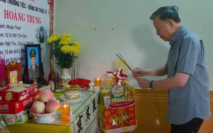 Bộ trưởng Tô Lâm thăm, động viên gia đình các liệt sĩ ở Đắk Lắk