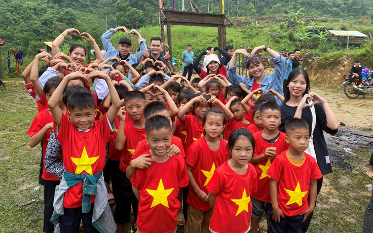 Những bữa cơm có thịt cho trẻ ở bản làng xa