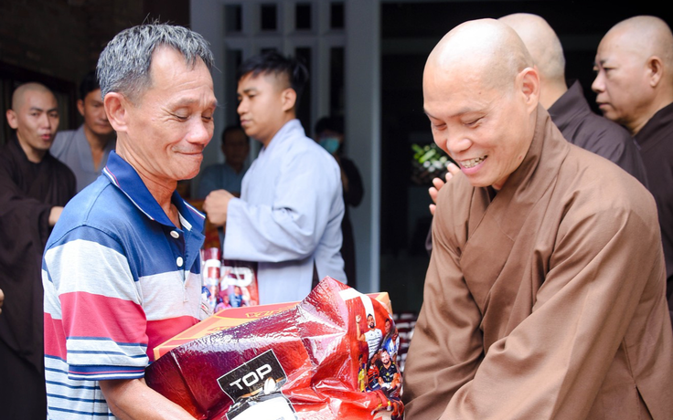 Mùa Phật đản, tu viện Khánh An trao 500 phần quà đến bà con khó khăn