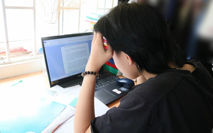 'Ôm' công việc từ công ty đến quán ăn, cà phê 'Ôm' công việc từ công ty đến quán ăn, cà phê