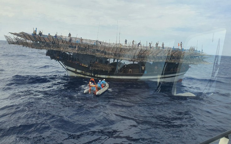 Tàu cá bị tàu hàng đâm chìm, 6 ngư dân Bình Định được cứu an toàn