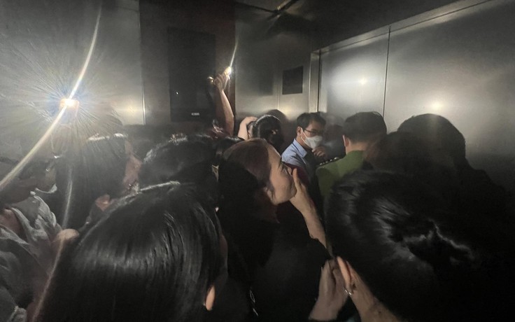 Nhiều người mắc kẹt hơn 10 phút trong thang máy tòa nhà cao nhất Hà Nội