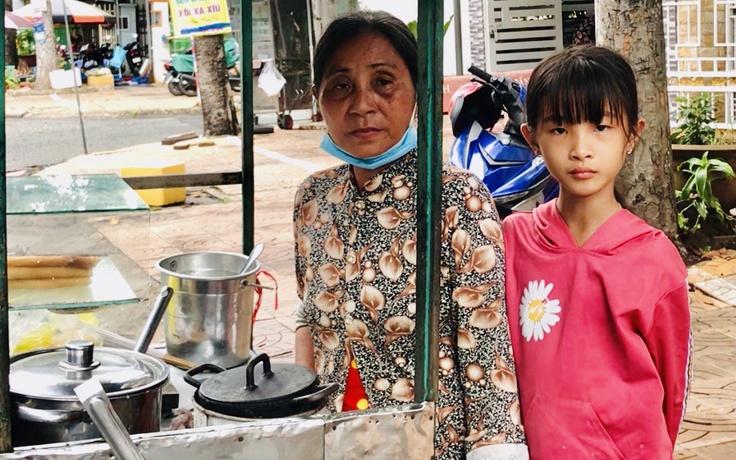 Thương cháu gái một mình, người bà bán bánh dừa miền Tây ngày ngày dắt theo cùng