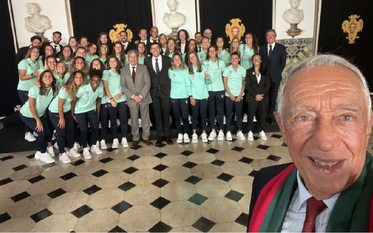 Tổng thống Bồ Đào Nha tự chụp ảnh với đội tuyển nữ trước thềm World Cup 