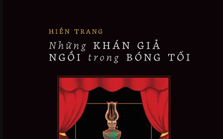 Những khán giả ngồi trong bóng tối